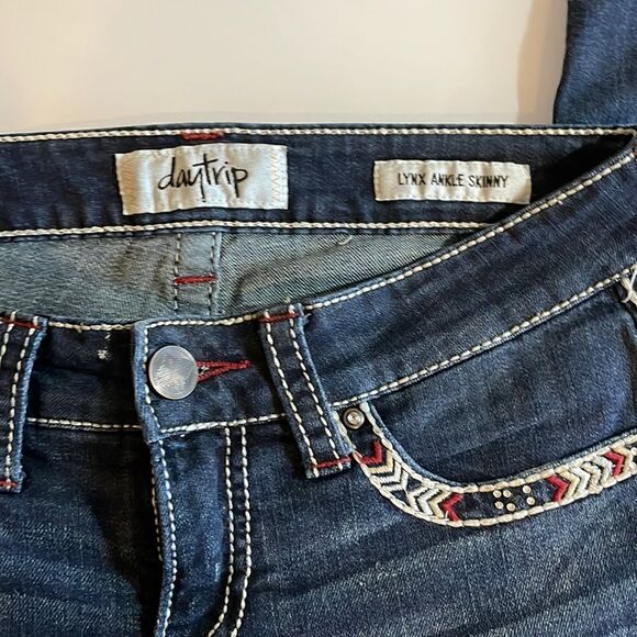 Daytrip Lynx Ankle Skinny Jeans with Embroidery Details - Picture 3 of 6